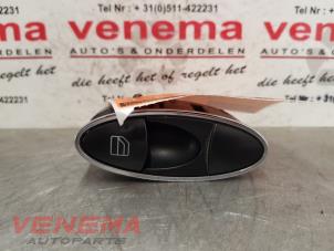 Gebruikte Ruit schakelaar elektrisch Mercedes E (VF211) 2.2 E-220 CDI 16V Prijs € 19,99 Margeregeling aangeboden door Venema Autoparts