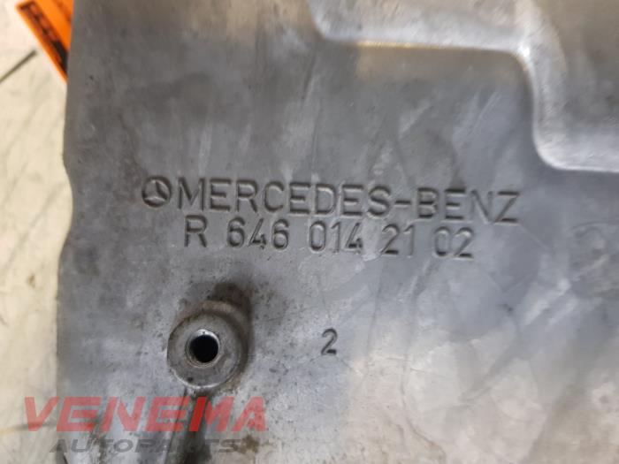 Carterpan van een Mercedes-Benz E (VF211) 2.2 E-220 CDI 16V 2009