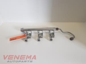 Gebruikte Injector brug Ford Focus 3 1.0 Ti-VCT EcoBoost 12V 125 Prijs € 44,99 Margeregeling aangeboden door Venema Autoparts