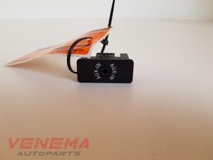 Gebruikte AUX/USB aansluiting Mini Mini (R56) 1.6 16V Cooper Prijs € 19,99 Margeregeling aangeboden door Venema Autoparts