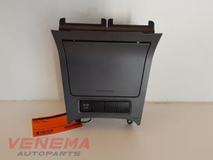 Gebruikte Asbak voor Volkswagen Golf V (1K1) 2.0 TDI DPF Prijs € 9,99 Margeregeling aangeboden door Venema Autoparts