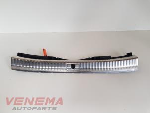 Gebruikte Afdekking slotvanger achter Audi A4 Avant (B9) 2.0 35 TDI 16V Prijs € 29,99 Margeregeling aangeboden door Venema Autoparts