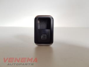 Gebruikte Elektrisch Raam Schakelaar Mercedes C Estate (S204) 2.2 C-200 CDI 16V BlueEFFICIENCY Prijs € 9,99 Margeregeling aangeboden door Venema Autoparts