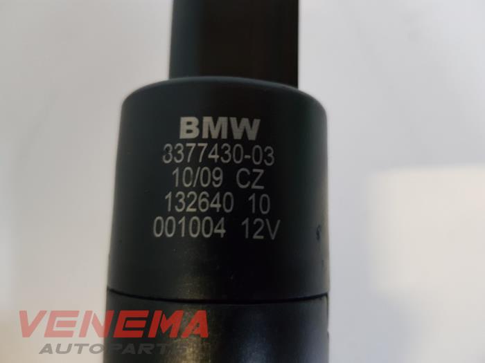 Pomp koplampsproeier van een BMW 3 serie Touring (E91) 320i 16V 2011