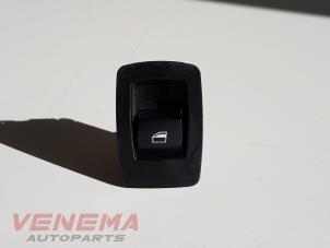 Gebruikte Ruit schakelaar elektrisch BMW 1 serie (E87/87N) 116d 16V Prijs € 9,99 Margeregeling aangeboden door Venema Autoparts
