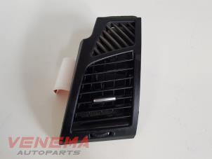 Gebruikte Luchtrooster Dashboard BMW 1 serie (E87/87N) 116d 16V Prijs € 14,99 Margeregeling aangeboden door Venema Autoparts
