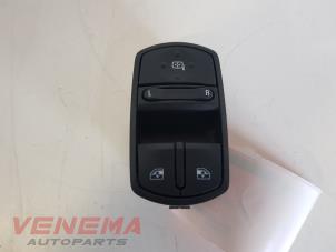 Gebruikte Elektrisch Raam Schakelaar Opel Corsa D 1.2 16V Prijs € 9,99 Margeregeling aangeboden door Venema Autoparts