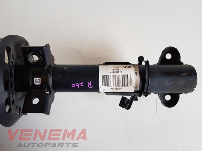 Schokdemperpoot rechts-voor van een Mercedes-Benz E (W212) E-200 CDI 16V BlueEfficiency,BlueTEC 2014