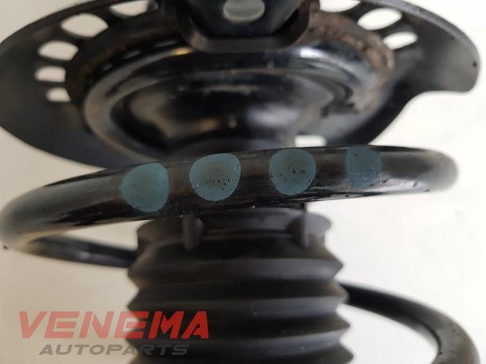 Schokdemperpoot rechts-voor van een Mercedes-Benz E (W212) E-200 CDI 16V BlueEfficiency,BlueTEC 2014