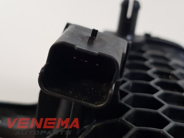 Inlaatspruitstuk van een Peugeot 208 I (CA/CC/CK/CL) 1.2 12V e-THP PureTech 110 2018