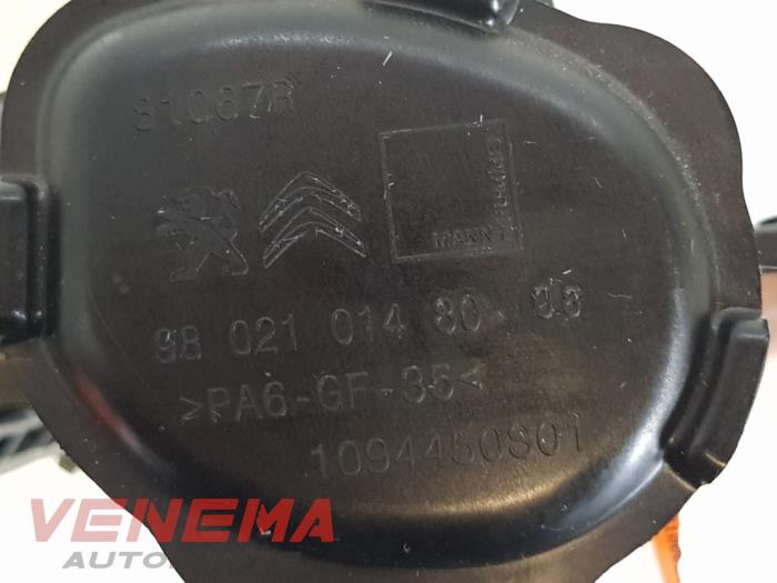 Inlaatspruitstuk van een Peugeot 208 I (CA/CC/CK/CL) 1.2 12V e-THP PureTech 110 2018