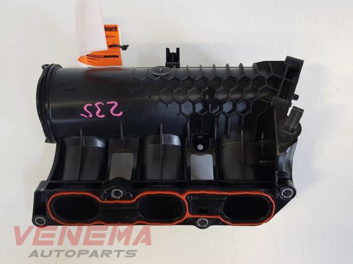 Inlaatspruitstuk van een Peugeot 208 I (CA/CC/CK/CL) 1.2 12V e-THP PureTech 110 2018