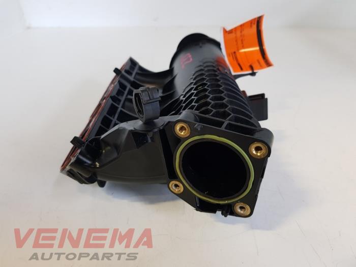 Inlaatspruitstuk van een Peugeot 208 I (CA/CC/CK/CL) 1.2 12V e-THP PureTech 110 2018