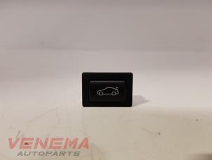 Gebruikte Schakelaar achterklep BMW 3 serie Touring (F31) 320d 2.0 16V Performance Power Kit Prijs € 19,99 Margeregeling aangeboden door Venema Autoparts