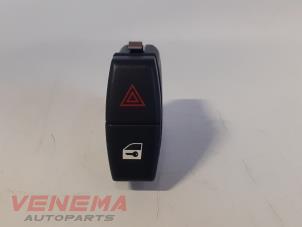 Gebruikte Alarmlicht Schakelaar BMW X5 (E70) 30d xDrive 3.0 24V Prijs € 14,99 Margeregeling aangeboden door Venema Autoparts