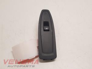 Gebruikte Schakelaar Elektrisch Raam BMW 1 serie (F21) 114i 1.6 16V Prijs € 9,99 Margeregeling aangeboden door Venema Autoparts