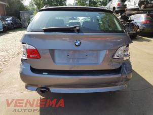 Gebruikte Ruit achter BMW 5 serie Touring (E61) 520d 16V Prijs € 249,99 Margeregeling aangeboden door Venema Autoparts