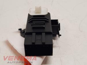Gebruikte Stoelverwarmings module Volkswagen Up! (121) 1.0 12V 75 Prijs € 48,99 Margeregeling aangeboden door Venema Autoparts