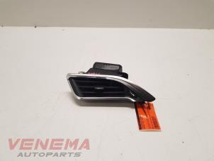 Gebruikte Luchtrooster Dashboard Peugeot 208 I (CA/CC/CK/CL) 1.2 12V e-THP PureTech 110 Prijs € 59,99 Margeregeling aangeboden door Venema Autoparts