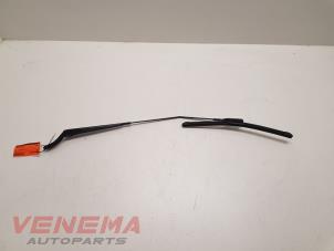 Gebruikte Ruitenwisserarm voor Peugeot 208 I (CA/CC/CK/CL) 1.2 12V e-THP PureTech 110 Prijs € 9,99 Margeregeling aangeboden door Venema Autoparts