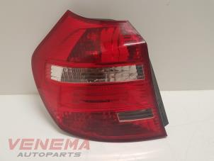 Gebruikte Achterlicht links BMW 1 serie (E87/87N) 118d 16V Prijs € 38,99 Margeregeling aangeboden door Venema Autoparts