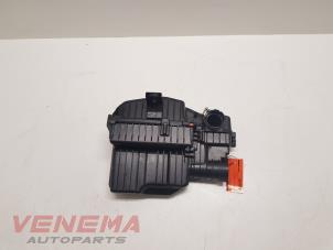 Gebruikte Luchtfilterhuis Peugeot 208 I (CA/CC/CK/CL) 1.2 Vti 12V PureTech Prijs € 19,99 Margeregeling aangeboden door Venema Autoparts