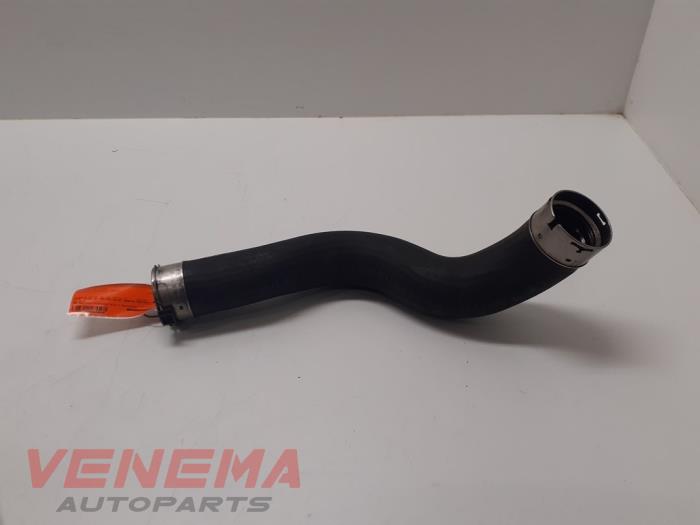 Gebruikte Intercooler Buis Mercedes A (W176) 1.5 A-180 CDI, A-180d 16V Prijs € 29,99 Margeregeling aangeboden door Venema Autoparts