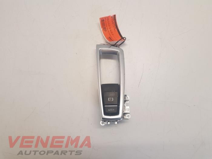 Gebruikte Schakelaar handrem BMW 5 serie Touring (F11) 520d 16V Prijs € 44,99 Margeregeling aangeboden door Venema Autoparts