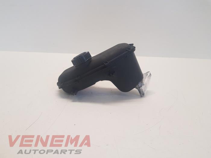 Gebruikte Servo Oliereservoir Peugeot Partner (GC/GF/GG/GJ/GK) 1.6 HDI 75 16V Prijs € 14,99 Margeregeling aangeboden door Venema Autoparts