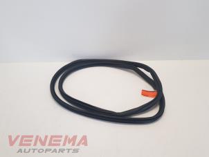 Gebruikte Portierrubber 4Deurs rechts-voor Peugeot 3008 II (M4/MC/MJ/MR) 1.2 12V e-THP PureTech 130 Prijs € 49,99 Margeregeling aangeboden door Venema Autoparts