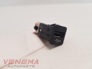 Gebruikte USB stekker BMW 1 serie (E81) 120i 16V Prijs € 19,99 Margeregeling aangeboden door Venema Autoparts