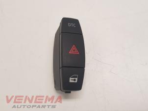 Gebruikte Schakelaar Paniekverlichting BMW 1 serie (E81) 120i 16V Prijs € 9,99 Margeregeling aangeboden door Venema Autoparts