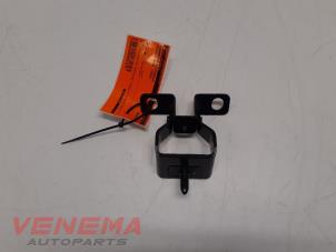 Gebruikte Scharnier Achterklep Peugeot 3008 II (M4/MC/MJ/MR) 1.2 12V e-THP PureTech 130 Prijs € 24,99 Margeregeling aangeboden door Venema Autoparts