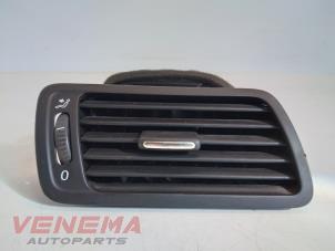 Gebruikte Luchtrooster Dashboard Volkswagen Passat Variant (3C5) 1.4 TSI 16V Prijs € 14,99 Margeregeling aangeboden door Venema Autoparts