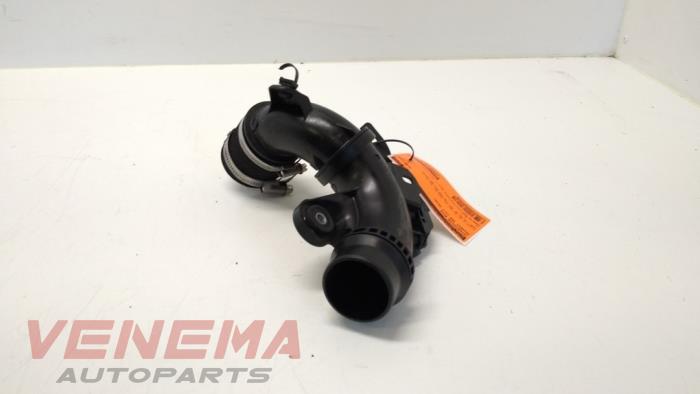 Gebruikte Intercooler Buis Peugeot 208 I (CA/CC/CK/CL) 1.2 12V e-THP PureTech 110 Prijs € 14,99 Margeregeling aangeboden door Venema Autoparts