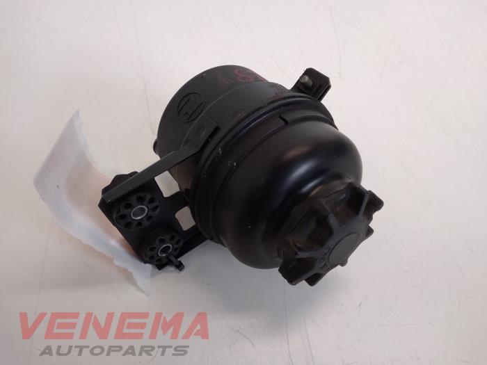 Gebruikte Servo Oliereservoir BMW 3 serie (E93) 320i 16V Prijs € 14,99 Margeregeling aangeboden door Venema Autoparts