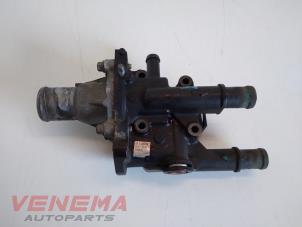 Gebruikte Thermostaathuis Opel Corsa D 1.6i OPC 16V Turbo Prijs € 74,99 Margeregeling aangeboden door Venema Autoparts