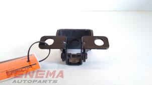 Gebruikte Scharnier Achterklep Peugeot 3008 II (M4/MC/MJ/MR) 1.6 BlueHDi 120 Prijs € 24,99 Margeregeling aangeboden door Venema Autoparts