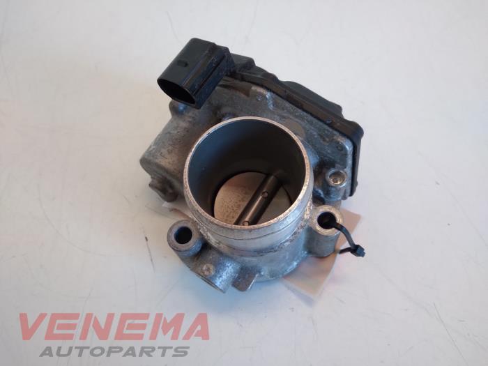 Gebruikte Gasklephuis Ford Focus 3 1.0 Ti-VCT EcoBoost 12V 125 Prijs € 14,99 Margeregeling aangeboden door Venema Autoparts