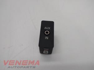 Gebruikte AUX/USB aansluiting BMW 1 serie (E87/87N) 118i 16V Prijs € 9,99 Margeregeling aangeboden door Venema Autoparts