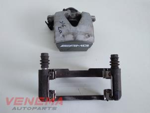 Gebruikte Remklauw (Tang) links-achter Mercedes C (R205) C-63 AMG 4.0 V8 Biturbo Prijs € 349,99 Margeregeling aangeboden door Venema Autoparts