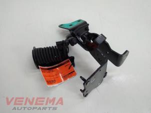 Gebruikte Kofferdeksel Scharnier Mercedes C (R205) C-63 AMG 4.0 V8 Biturbo Prijs € 69,99 Margeregeling aangeboden door Venema Autoparts