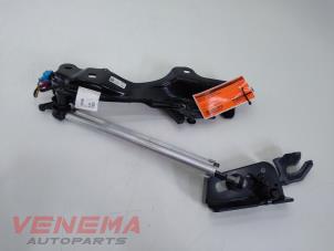Gebruikte Cabriodak scharnier Mercedes C (R205) C-63 AMG 4.0 V8 Biturbo Prijs € 69,99 Margeregeling aangeboden door Venema Autoparts
