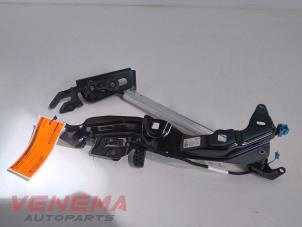 Gebruikte Cabriodak scharnier Mercedes C (R205) C-63 AMG 4.0 V8 Biturbo Prijs € 69,99 Margeregeling aangeboden door Venema Autoparts