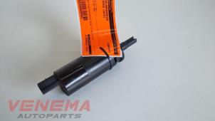 Gebruikte Pomp koplampsproeier BMW 1 serie (E88) 118i 16V Prijs € 24,99 Margeregeling aangeboden door Venema Autoparts