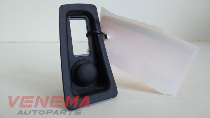 Gebruikte 12 Volt aansluiting BMW 1 serie (E88) 118i 16V Prijs € 24,99 Margeregeling aangeboden door Venema Autoparts