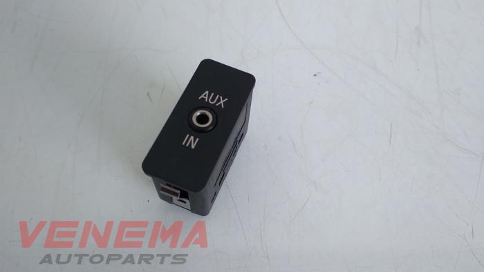 AUX/USB aansluiting van een MINI Mini (R56) 1.6 16V Cooper 2009