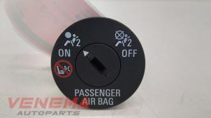Gebruikte Airbag schakelaar Opel Adam 1.2 16V Prijs € 9,99 Margeregeling aangeboden door Venema Autoparts