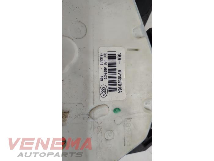 Deurslot Mechaniek 4Deurs rechts-voor van een Skoda Yeti (5LAC) 1.4 TSI 16V 2016