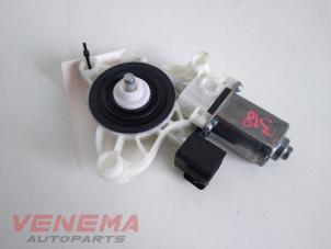 Gebruikte Portierruitmotor Ford Fiesta 7 1.0 EcoBoost 12V 100 Prijs € 29,99 Margeregeling aangeboden door Venema Autoparts